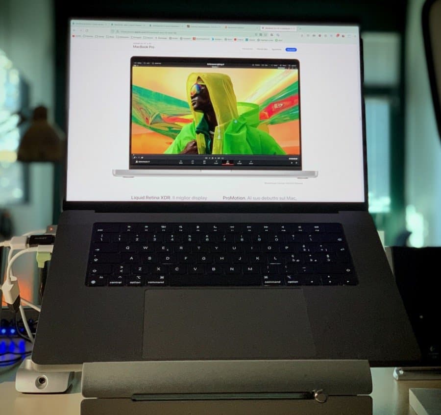 viewing mac pro desktop with macbook pro